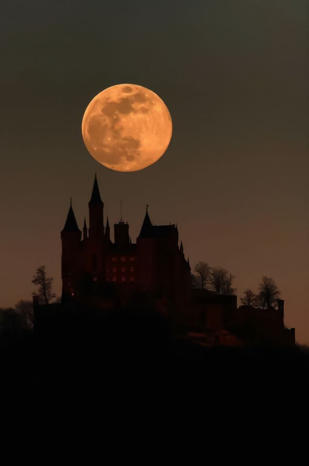 Vollmondaufgang hinter der Burg Hohenzollern