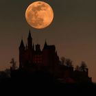 Vollmondaufgang hinter der Burg Hohenzollern