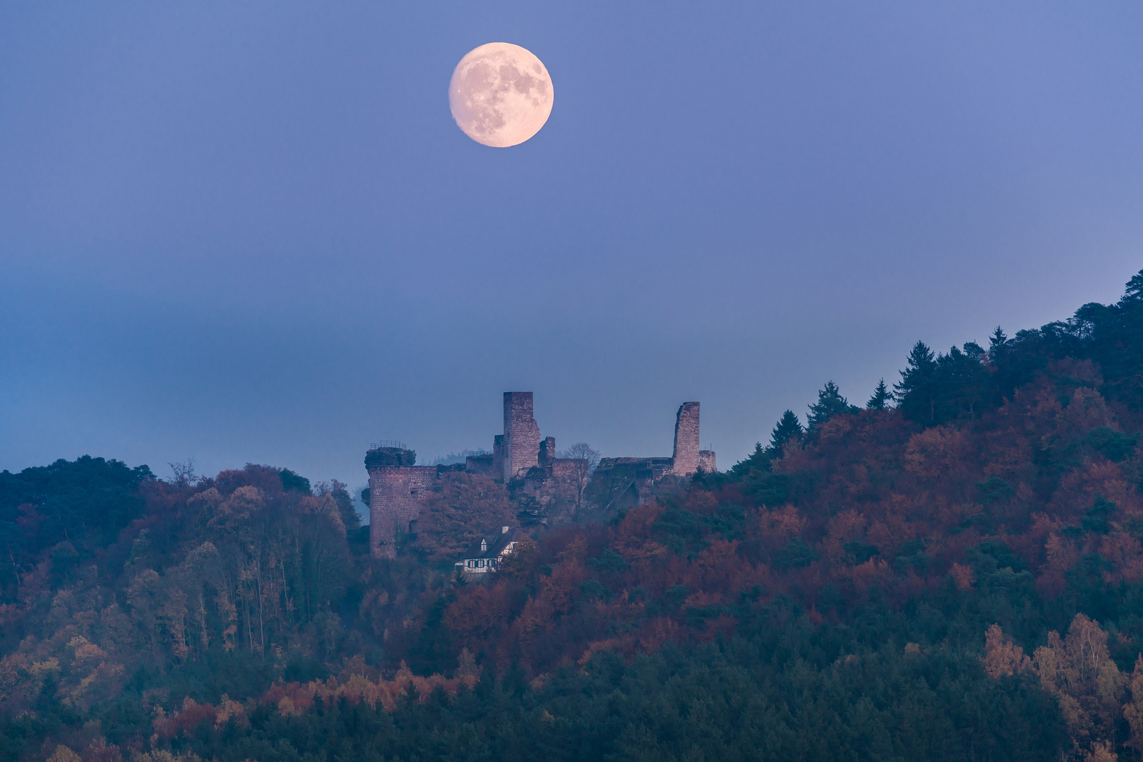 Vollmondaufgang hinter der Ruine Altdahn