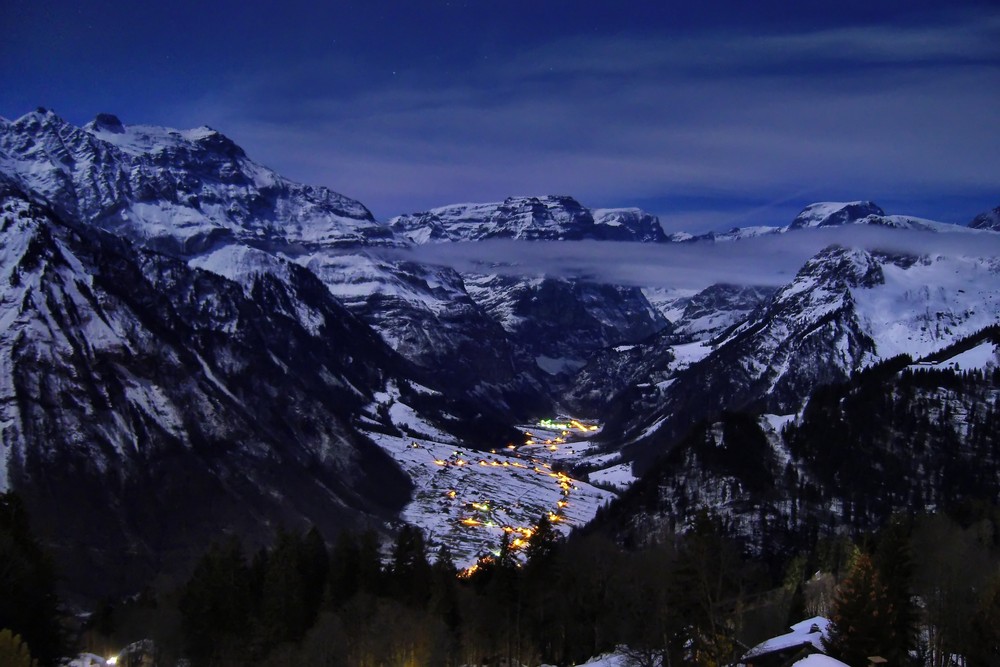 Vollmondnacht hoch über dem Alltag in Braunwald mit Blick über das Linthal auf den Tödi (rechts)