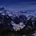 Vollmondnacht hoch über dem Alltag in Braunwald mit Blick über das Linthal auf den Tödi (rechts)