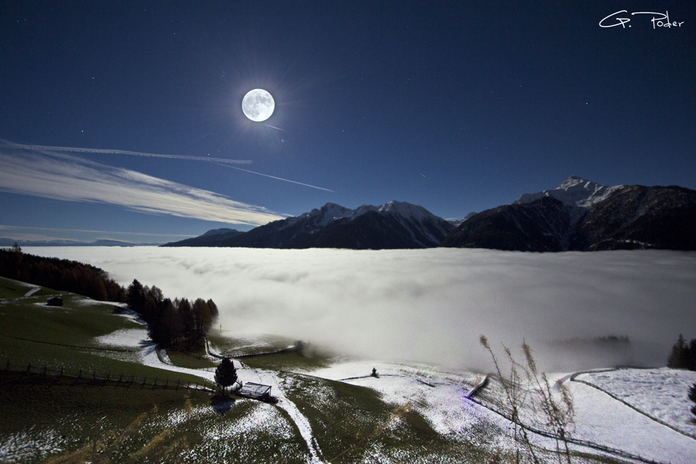 Vollmondnacht über dem Wolkenmeer