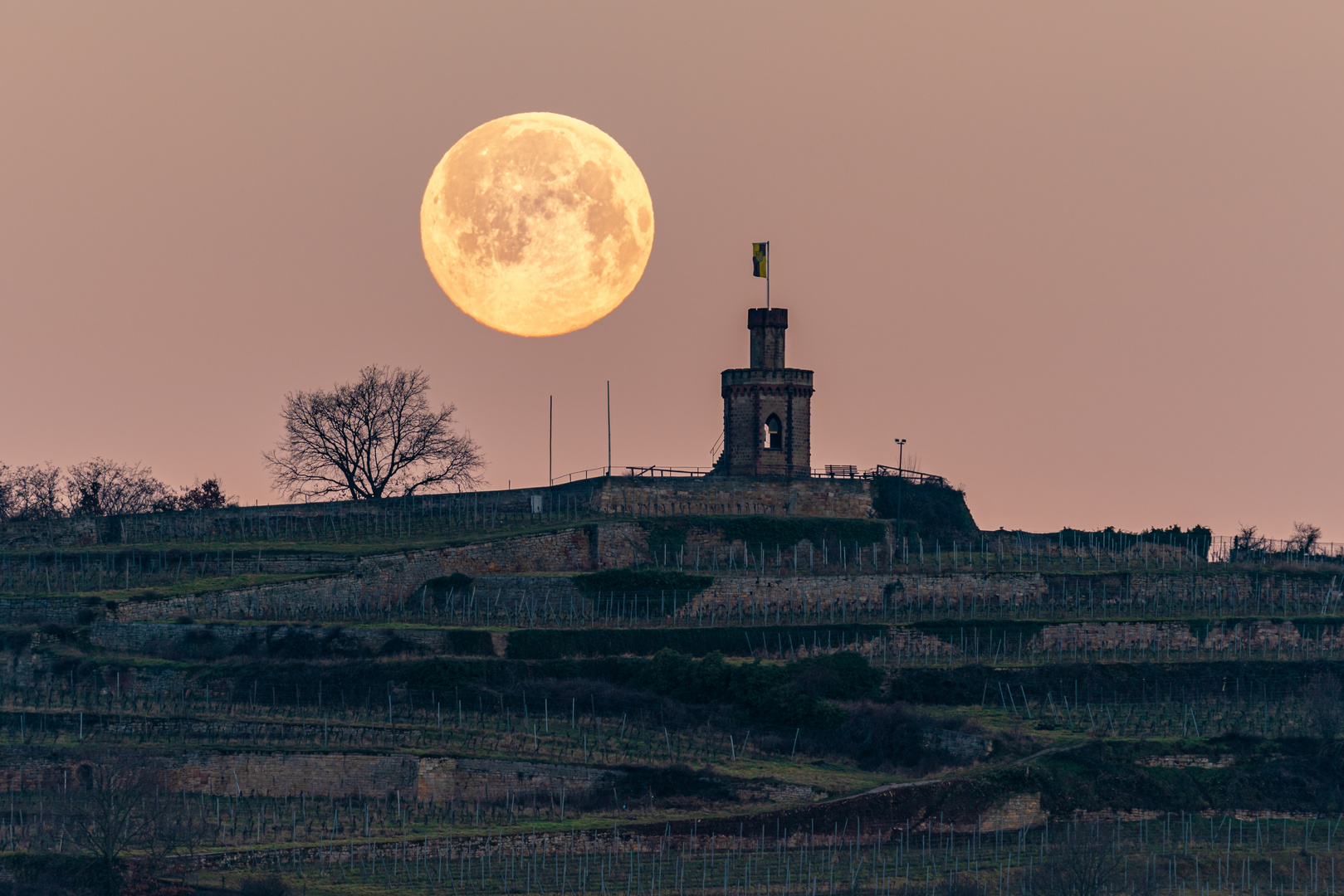 Vollmonduntergang am Flaggenturm