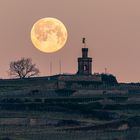 Vollmonduntergang am Flaggenturm