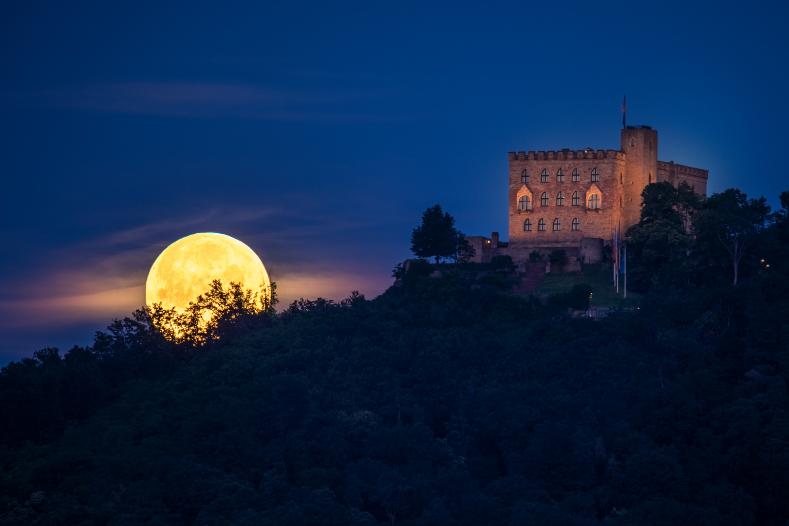 Vollmonduntergang am Hambacher Schloss