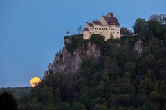 Vollmonduntergang an der Burg Werenwag