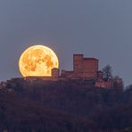 Vollmonduntergang hinter der Burg Trifels