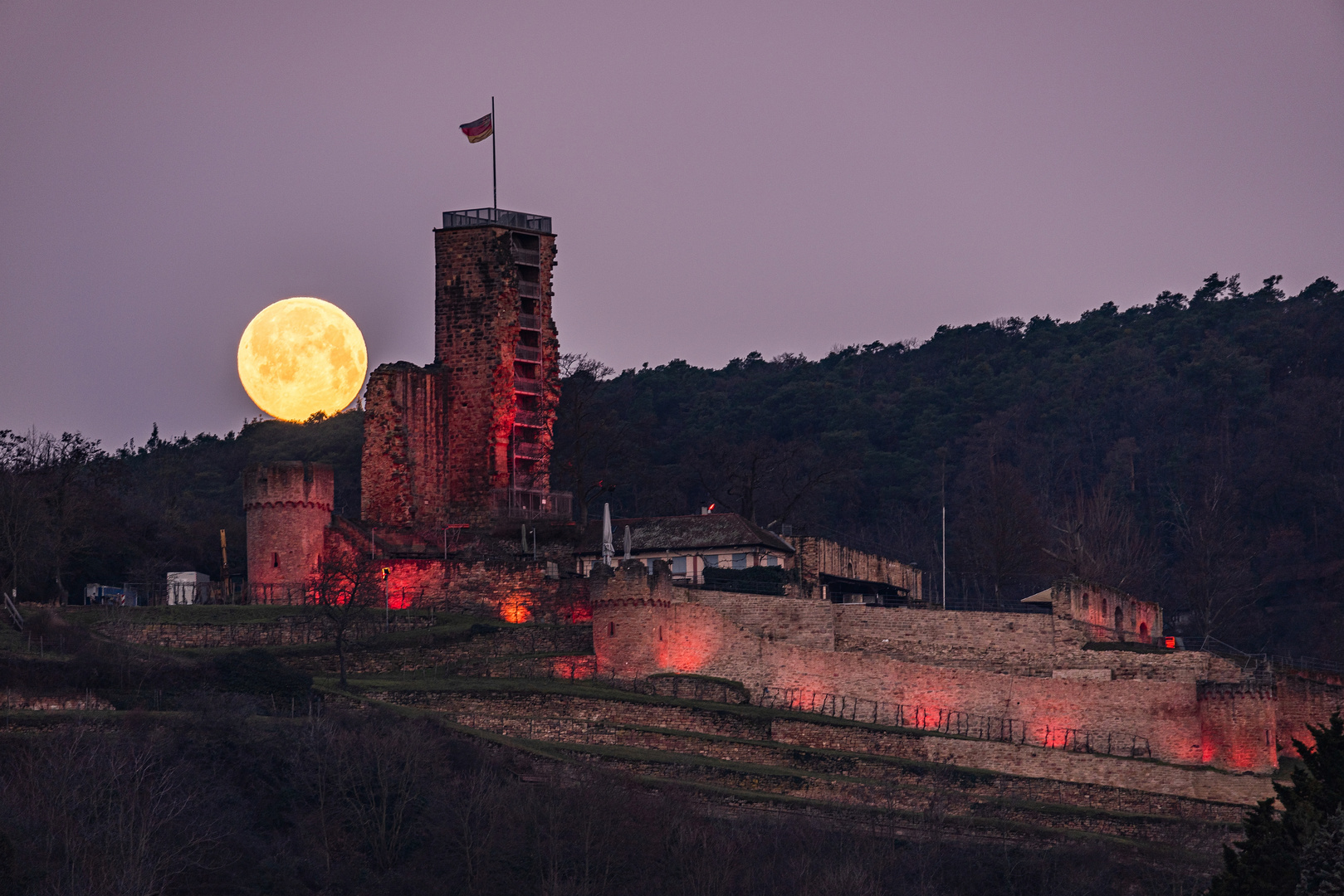 Vollmonduntergang hinter der Wachtenburg