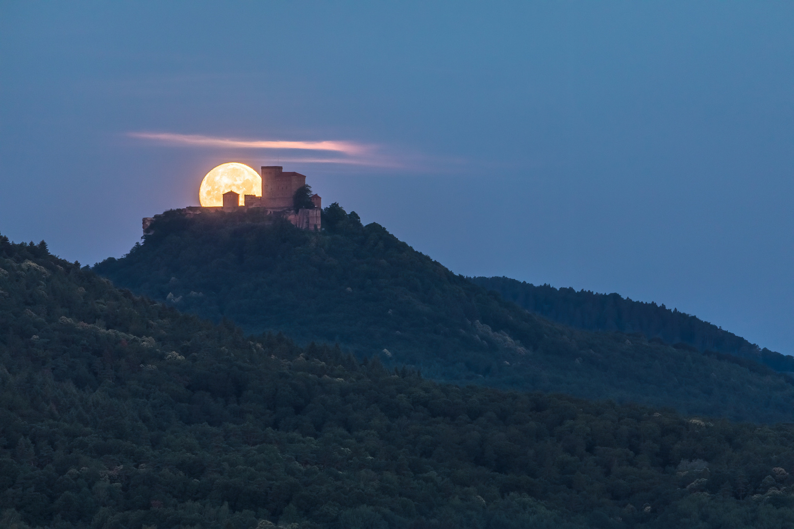 Vollmonduntergang hinterm Trifels