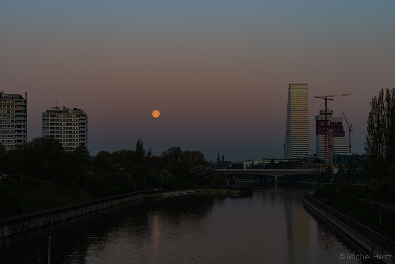 Vollmonduntergang über dem Rhein