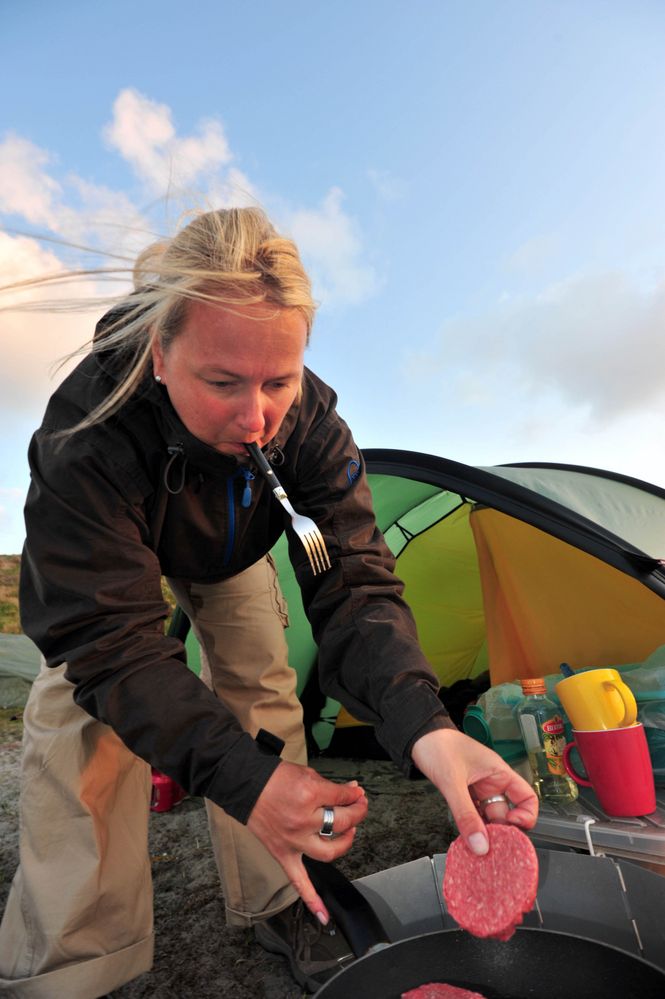 vollste Konzentration ist gefragt: Kochen auf dem Camping-Gaskocher!!! ;o))