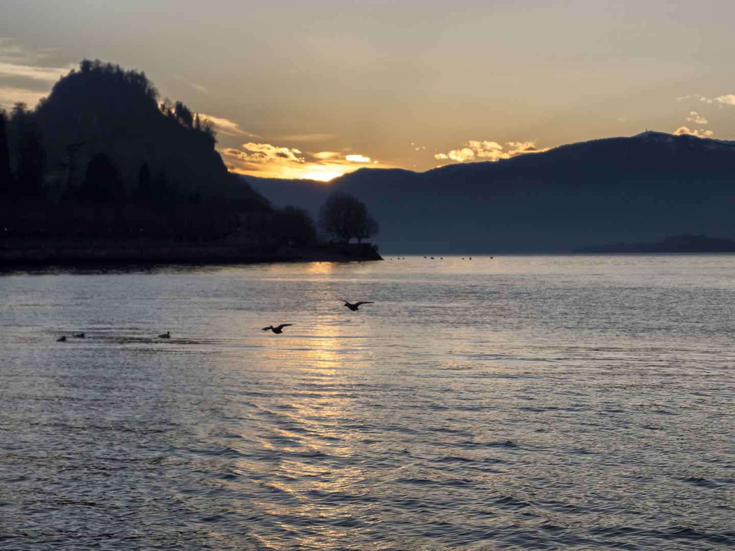 Volo radente al tramonto