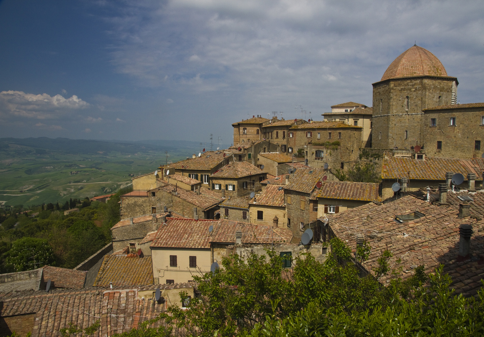 Volterra, mittelalterlich mit modernen Parabolschüssel