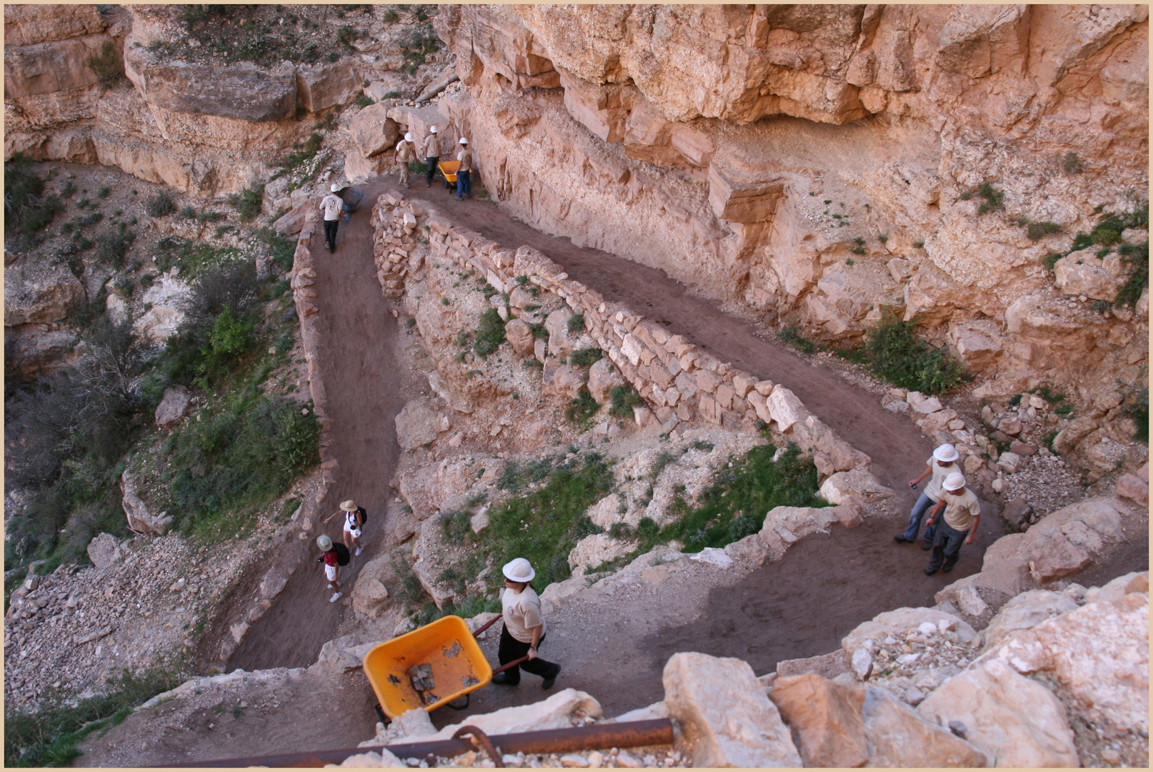 volunteers maintaining the south kaibab trail