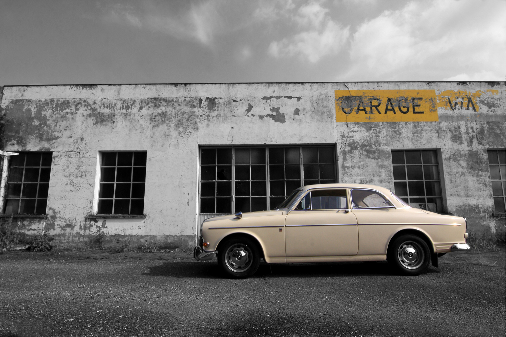 Volvo Amazon meets French deserted filling station