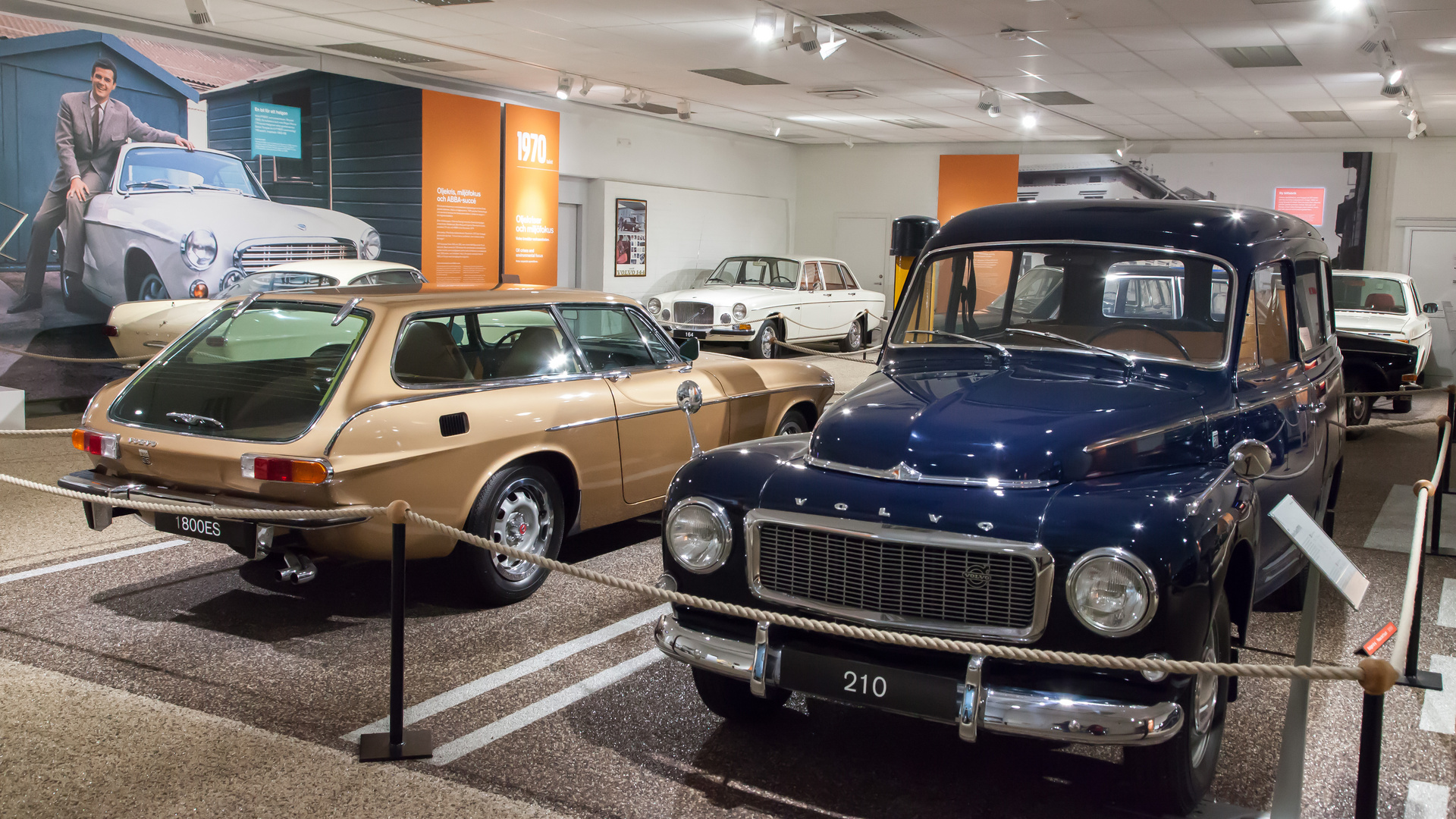 Volvo P1800 und andere im Volvo-Museum Göteborg