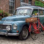 Volvo/Fahrrad Stilleben