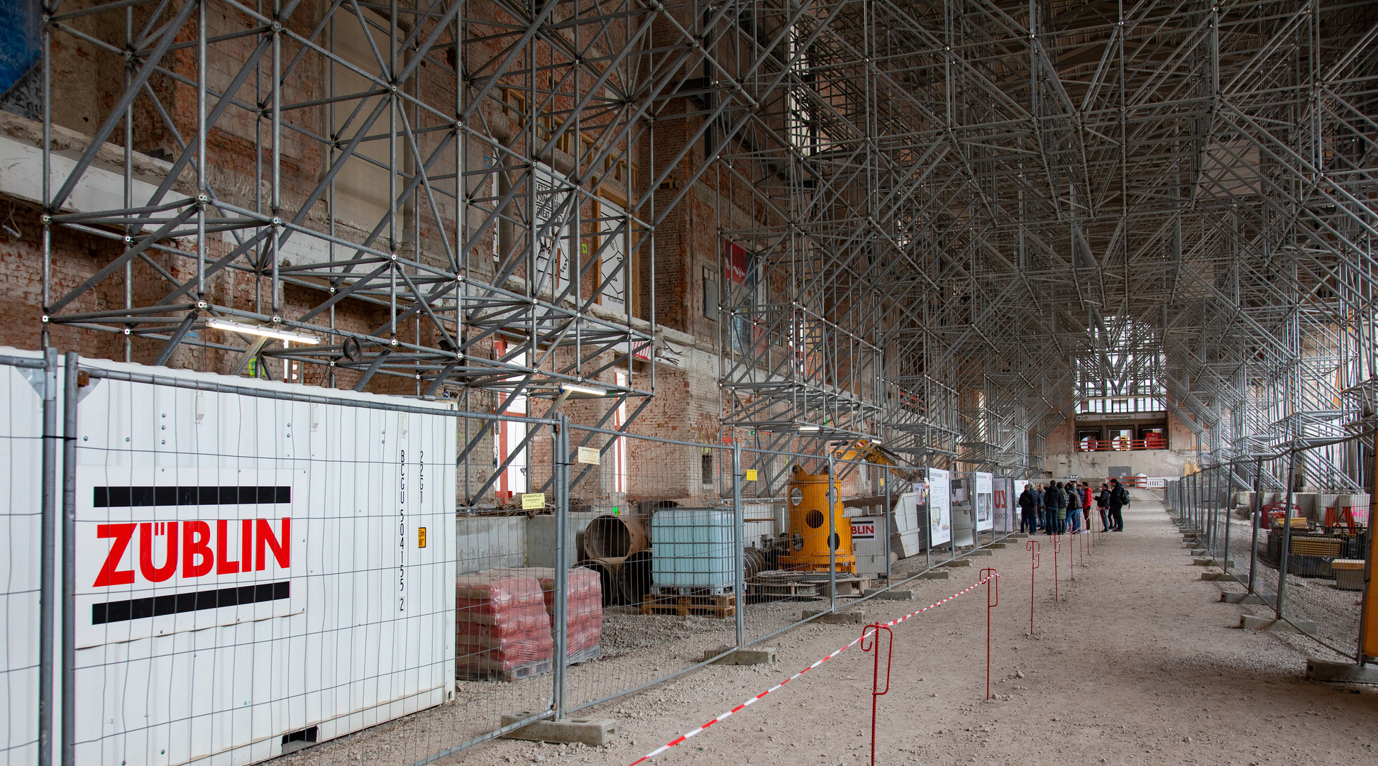 Vom alten Bahnhof stehen nur noch die Außenmauern