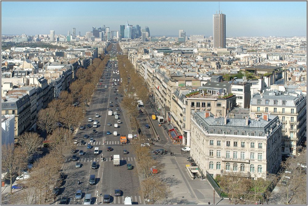 Vom Arc de Triomphe in Paris ...