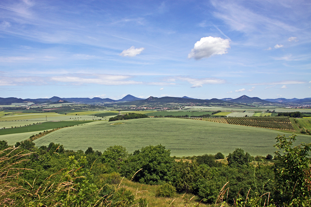 Vom Aufstieg zur Hasenburg  (Hazmburk) ein prächtiger Blick ins Böhmische Mittelgebirge und...