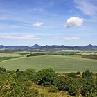 Vom Aufstieg zur Hasenburg  (Hazmburk) ein prächtiger Blick ins Böhmische Mittelgebirge und...