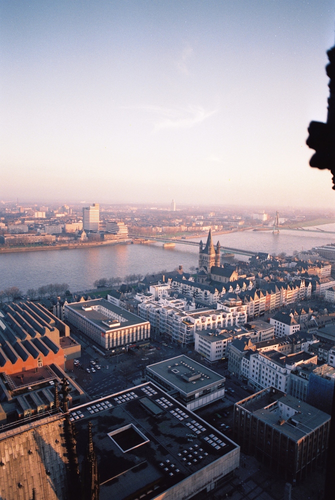 Vom Aussichtsturm des Kölner Doms aus Richtung Gross St. Martin fotografiert