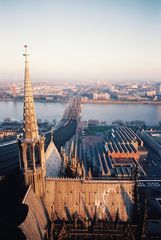 Vom Aussichtsturm des Kölner Doms aus Richtung Hohenzollernbrücke fotografiert