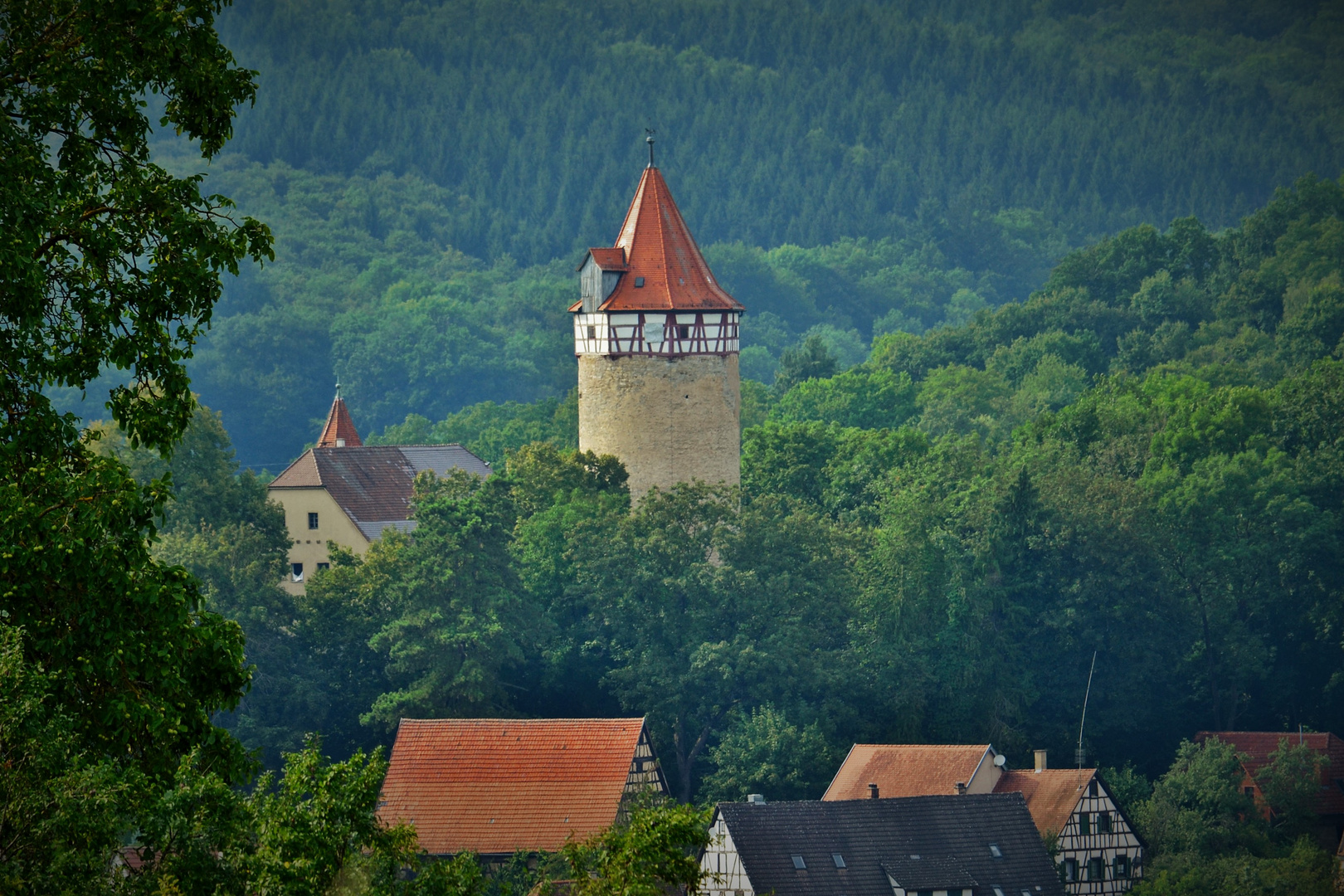 vom Berg ins Tal mit Teleobjektiv festgehalten