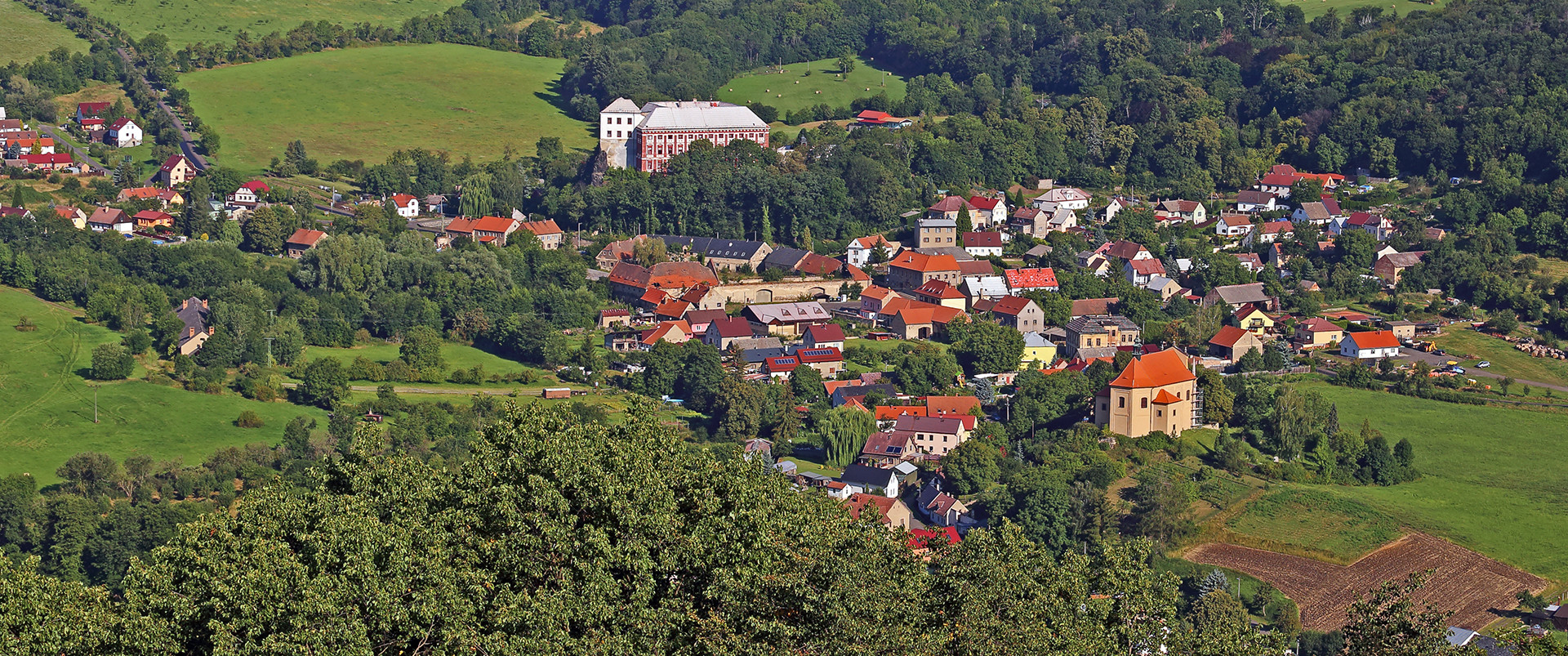 Vom Berg Ostry der Blick auf Milesov, das zwischen Dem Ostry...