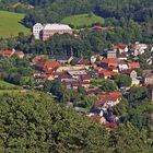 Vom Berg Ostry der Blick auf Milesov, das zwischen Dem Ostry...