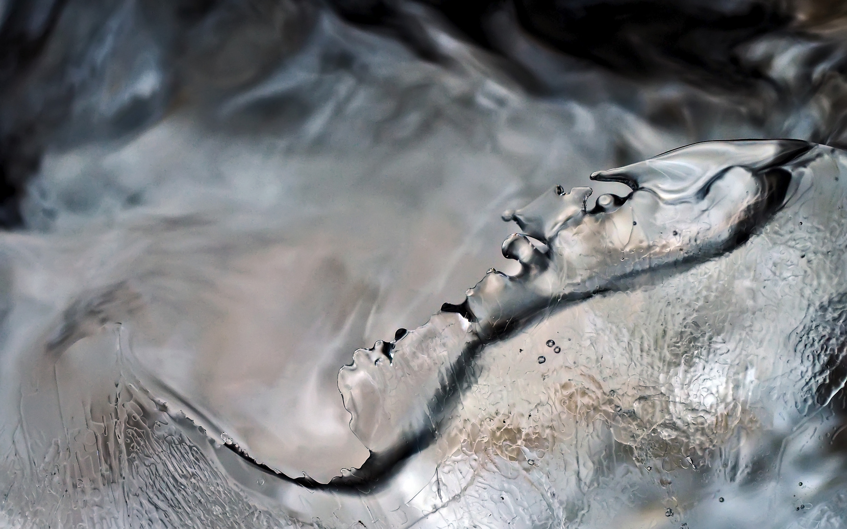 Vom Bergbach sanft berieseltes Eis… - Formation de glace dans le ruisseau de montagne.