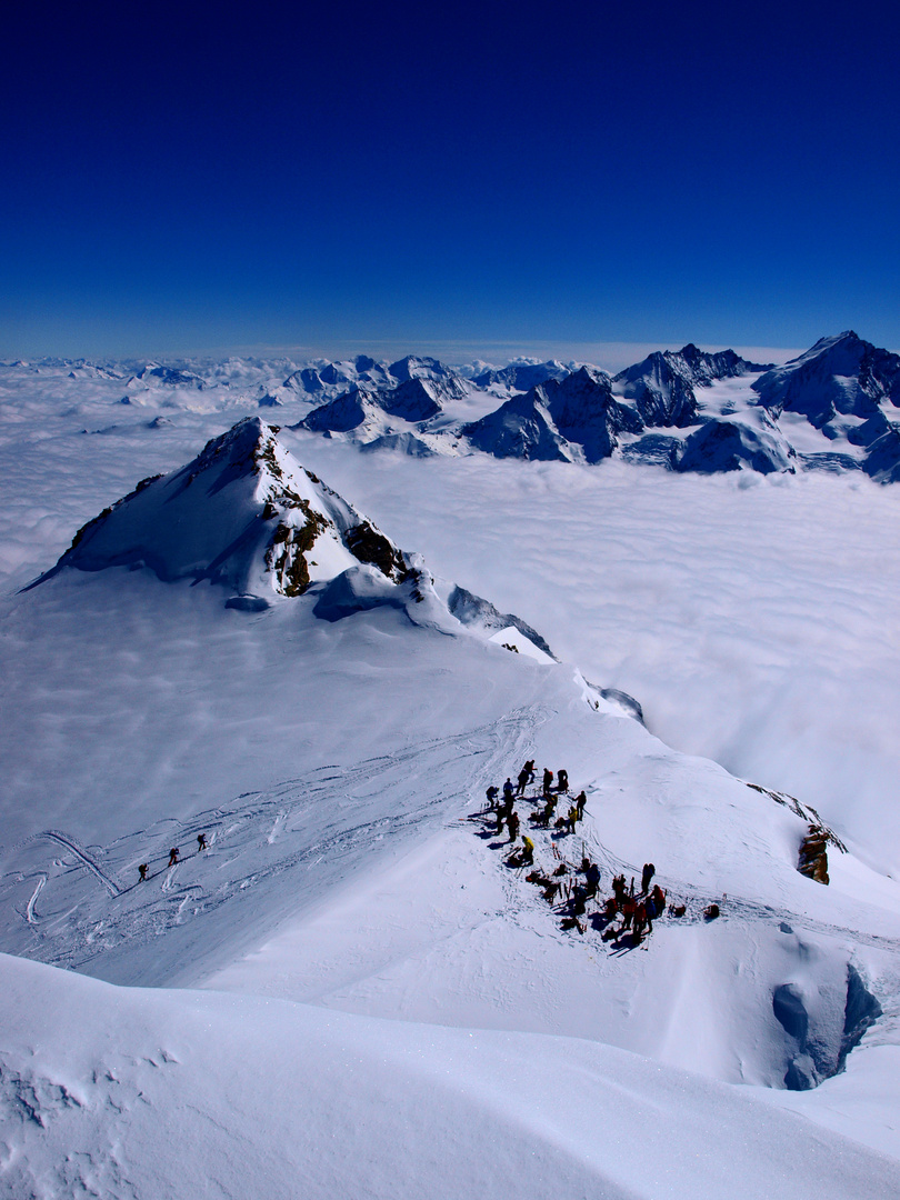 Vom Bishorn schweift der Blick über das Schweizer Wolkenmeer...