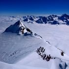 Vom Bishorn schweift der Blick über das Schweizer Wolkenmeer...