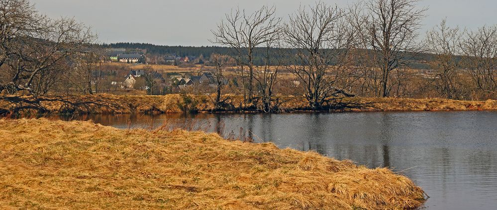 Vom Böhmischen See in Cinovec (Zinnwald) geht der Blick...