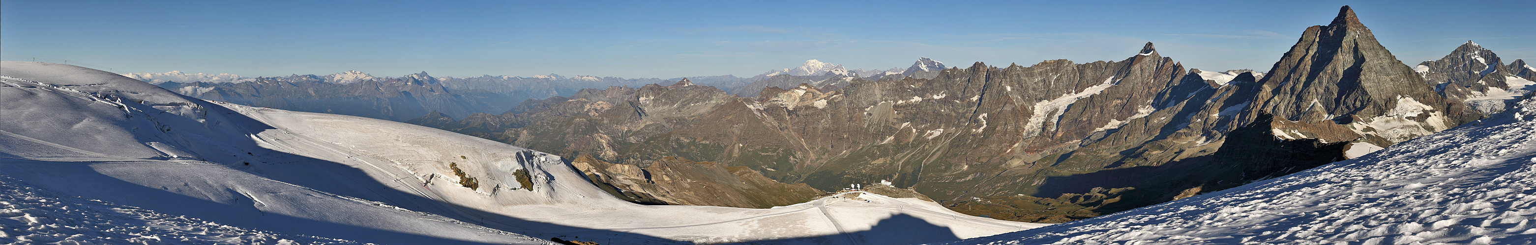 Vom Breithornplateau geht der Blick zur Mont Blanc Gruppe...