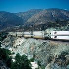 Vom Cajon Pass kommender Containerzug in Richtung Riverside,CA