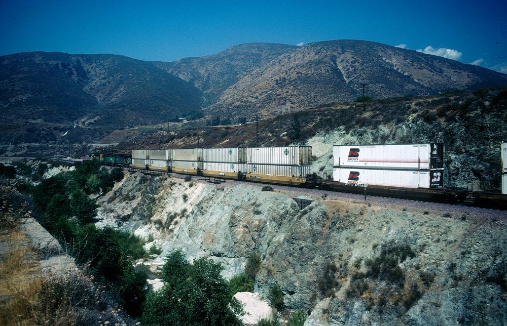 Vom Cajon Pass kommender Containerzug in Richtung Riverside,CA