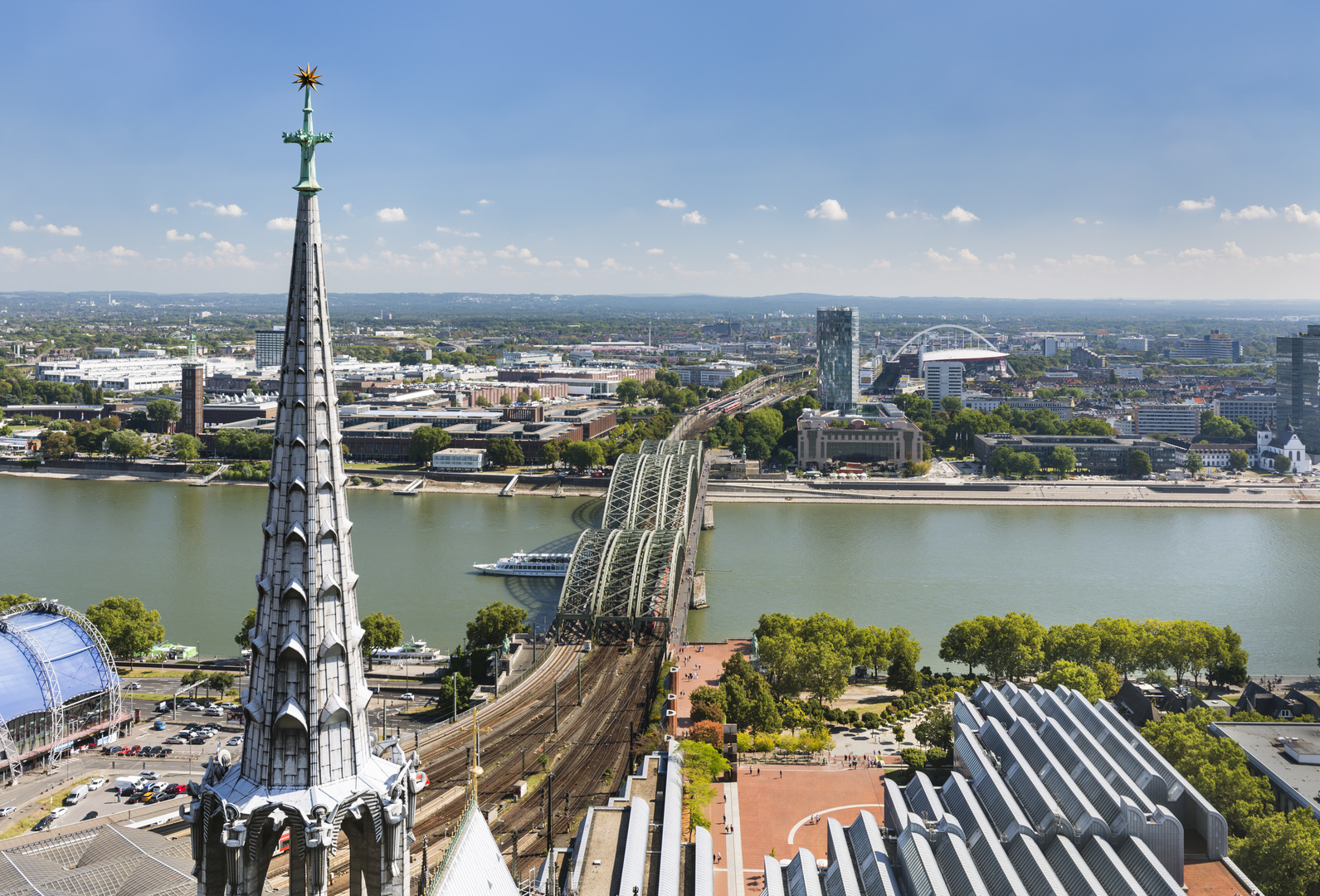 Vom Dom über die Hohenzollernbrücke schauen