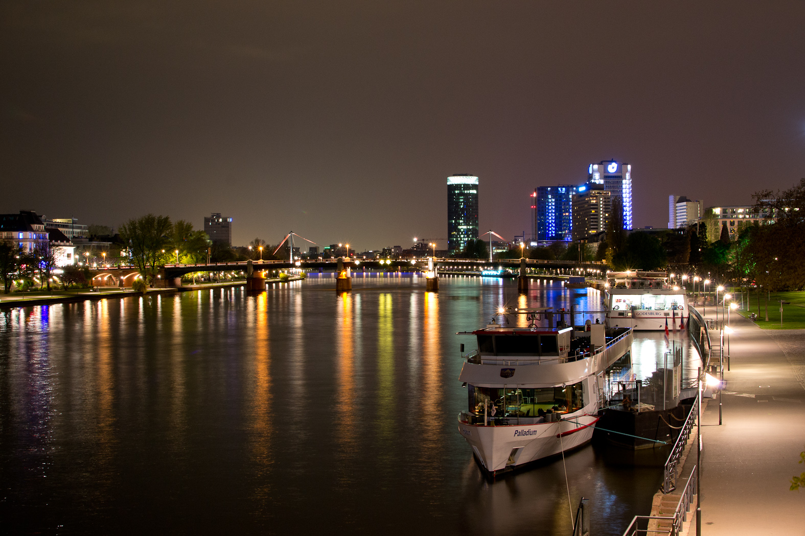 Vom Eisernensteg in Frankfurt bei Nacht