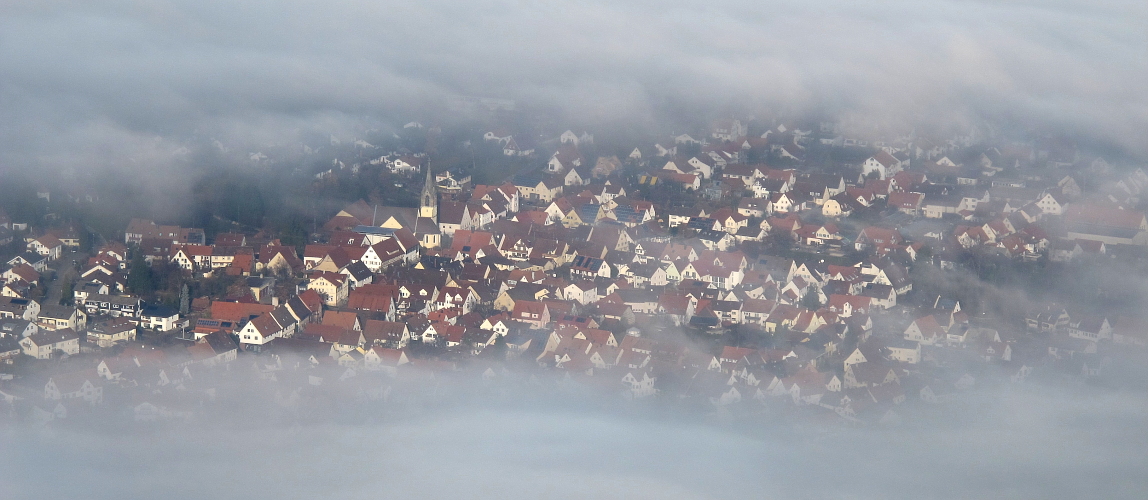 vom Herbstnebel eingekreist - Bissingen an der Teck