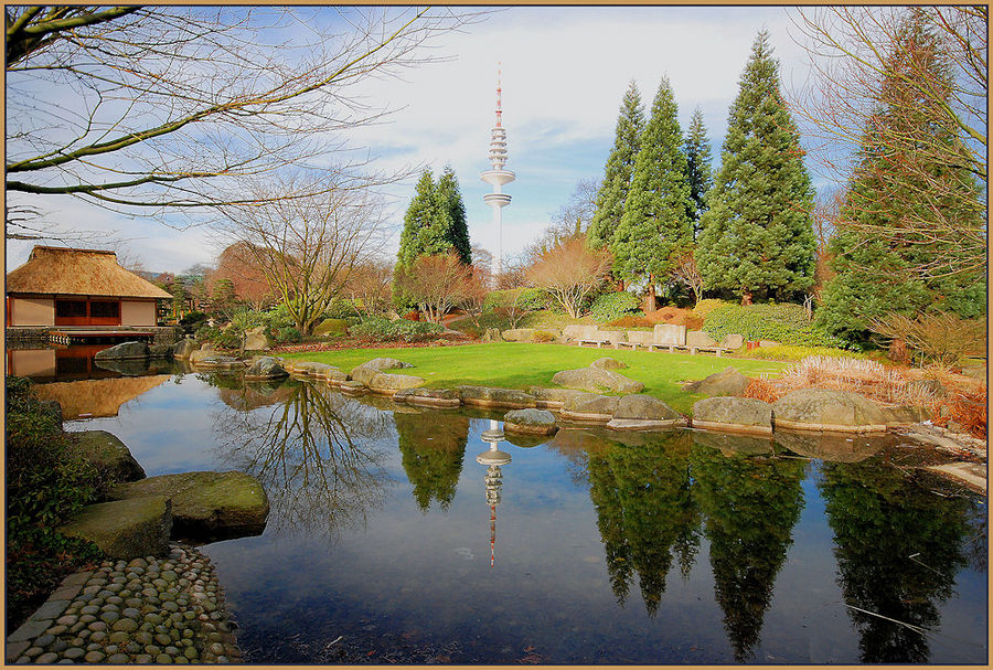 Vom Japanische Garten in Planten und Blomen Blick auf dem Hamburger Fernsehturm.