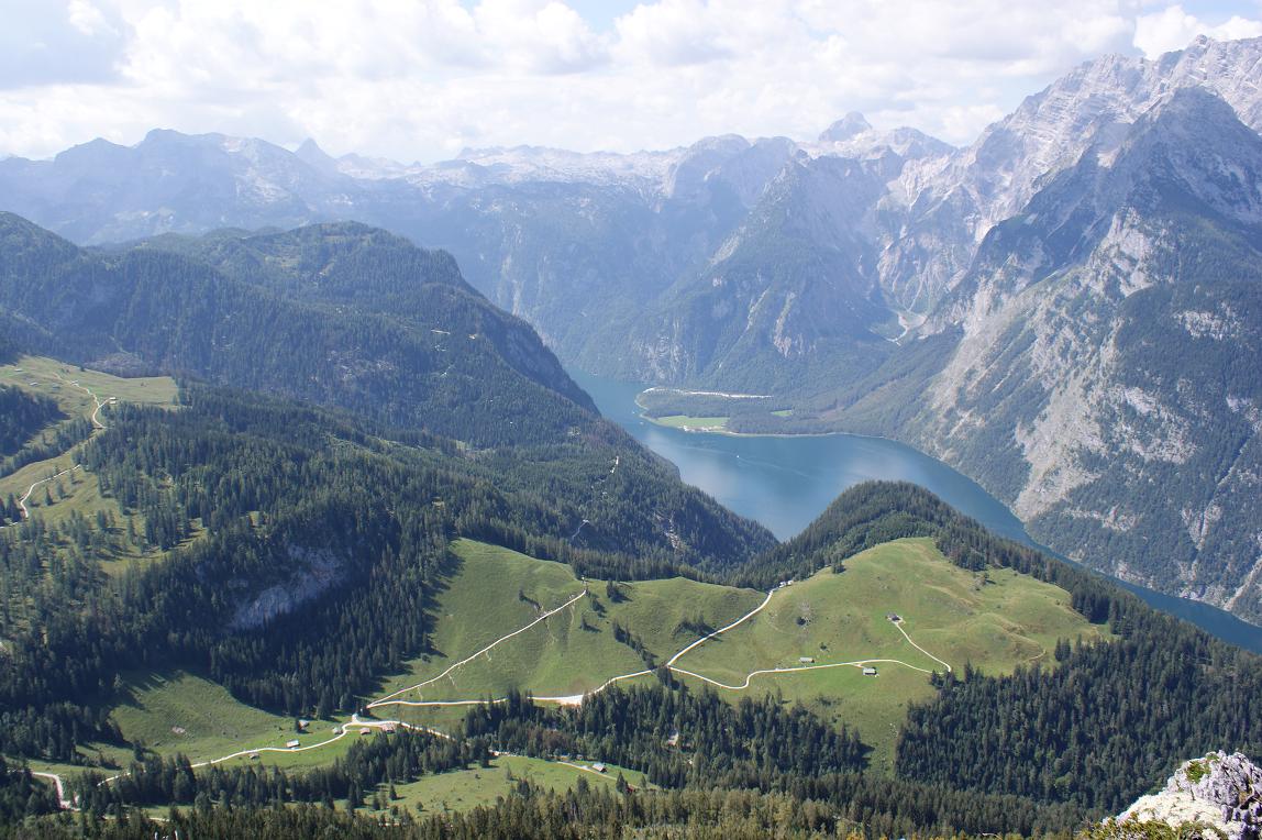 vom Jenner Gipfelkreuz auf den Königssee und St. Barholomä