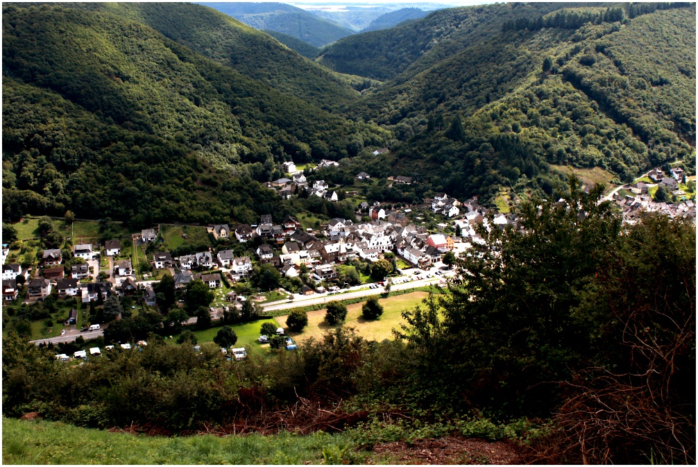 Vom Knüppchen Lasserg über den hübschen Ort Burgen durch das Baybachtal in den Hunsrück geschaut :-)