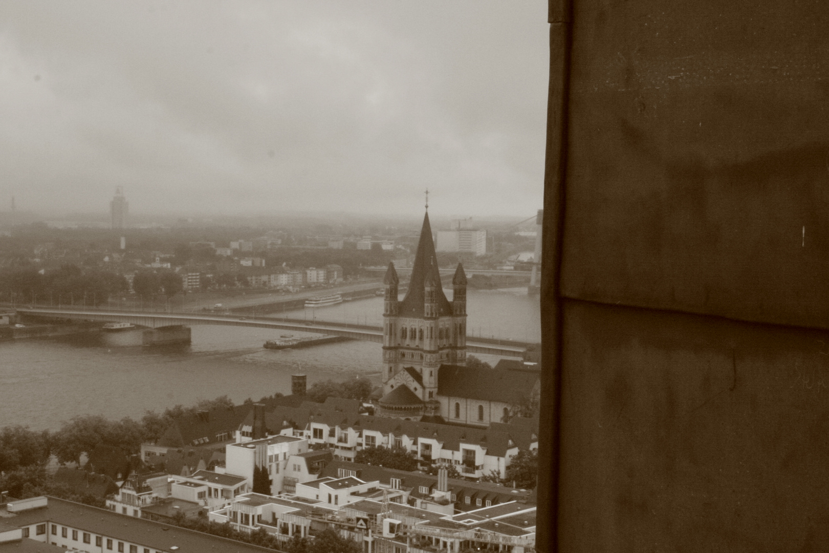 vom Kölner Dom bei Regen