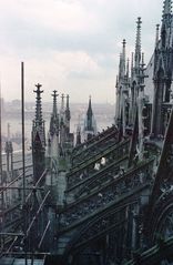 Vom Kölner Dom in 45 m Höhe Richtung Hohenzollernbrücke fotografiert.