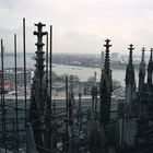 Vom Kölner Dom in 45 m Höhe Richtung Hohenzollernbrücke fotografiert.