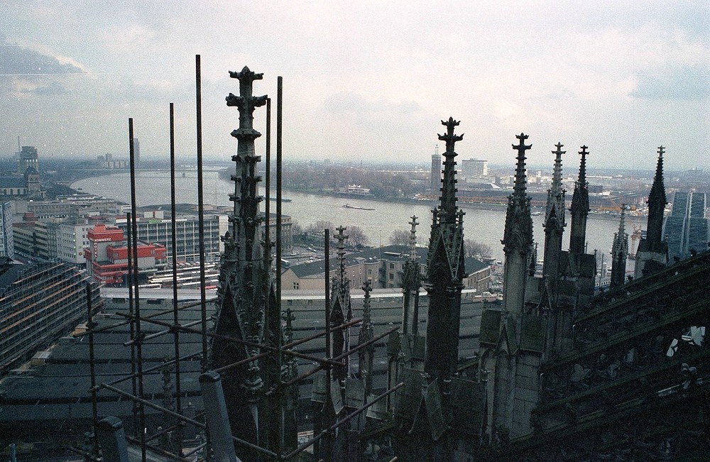 Vom Kölner Dom in 45 m Höhe Richtung Hohenzollernbrücke fotografiert.