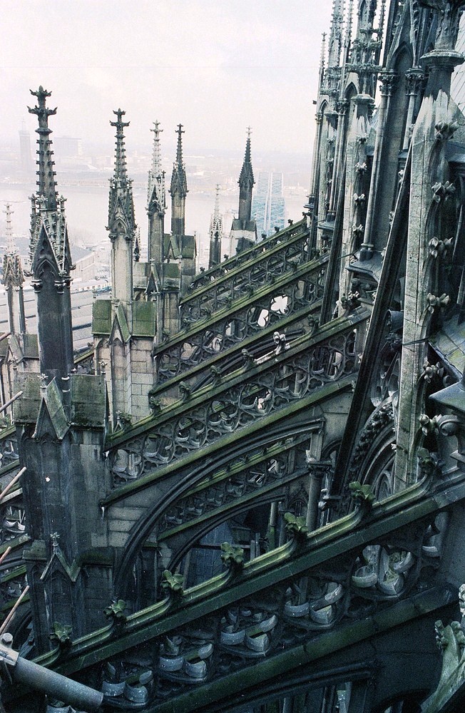 Vom Kölner Dom in 45 m Höhe Richtung Hohenzollernbrücke fotografiert.