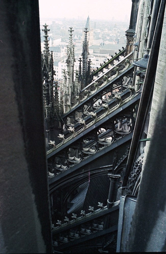 Vom Kölner Dom in 45 m Höhe Richtung Rathaus fotografiert.