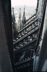 Vom Kölner Dom in 45 m Höhe Richtung Rathaus fotografiert.